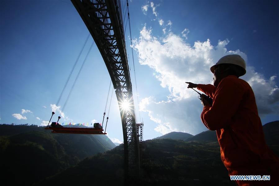 الصين تبني جسر سكة حديد مقوسا بأطول مسافة بين دعامتين في العالم
