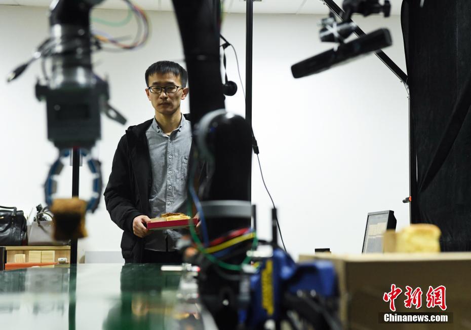 جامعة صينية تطور الروبوت اليد المرن للتمسك بأكواب الزجاج