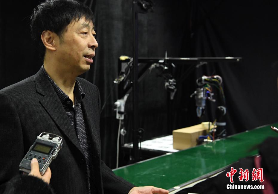 جامعة صينية تطور الروبوت اليد المرن للتمسك بأكواب الزجاج