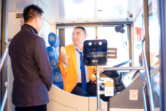 تشغيل تجريبي لحافلات سياحية مجهزة بتكنولوجيا الذكاء الاصطناعي في شانغهاي
