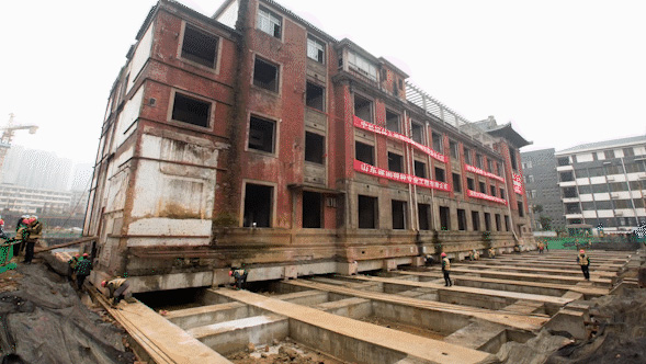 مبنى قديم ينقل بأكمله لمسافة 35 مترا في جنوب الصين