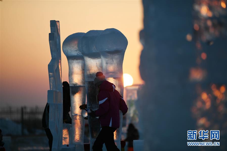 مدينة هاربين الصينية تستضيف مسابقة تماثيل الثلج الدولية