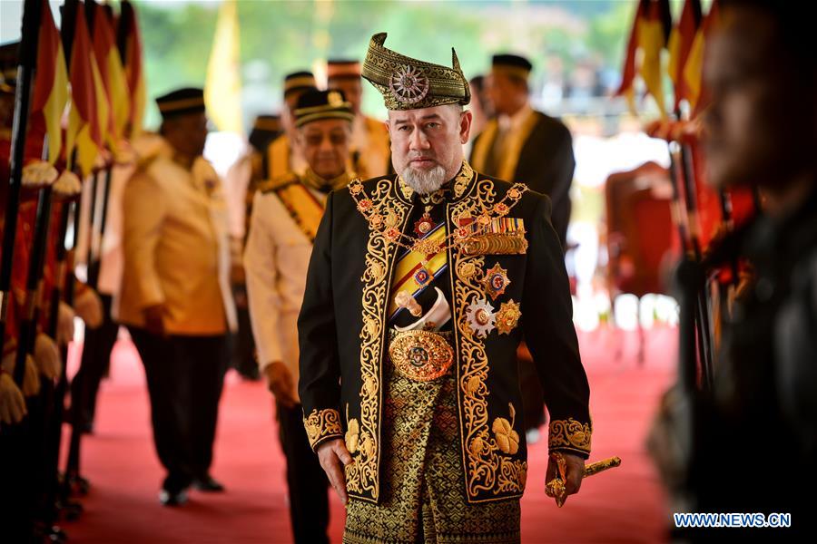 السلطان محمد الخامس يتنحى عن عرش ماليزيا