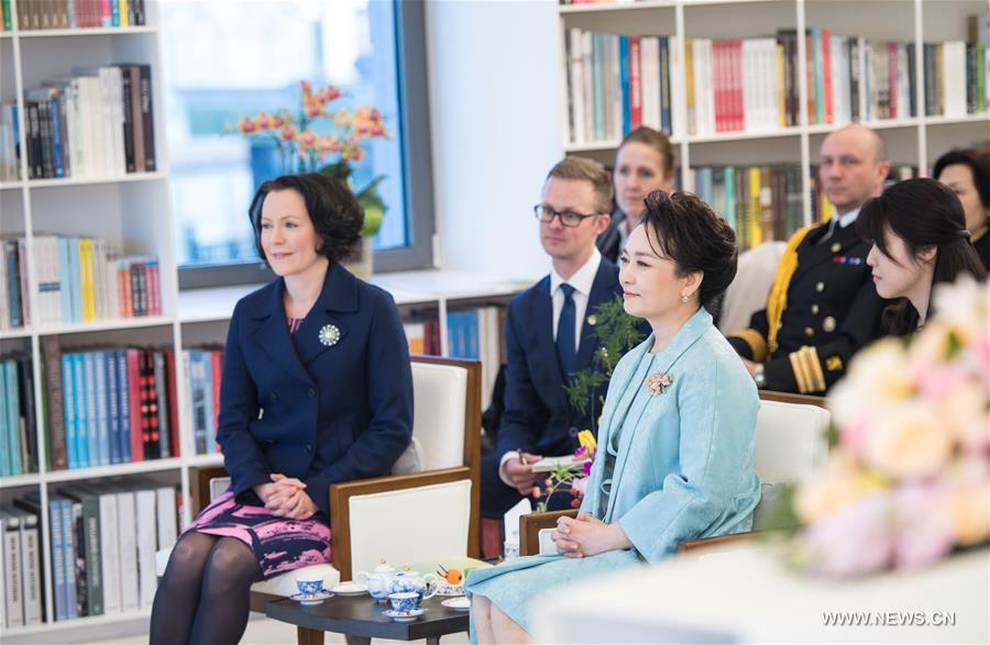 بنغ لي يوان تحضر عرضا مع سيدة فنلندا الأولى