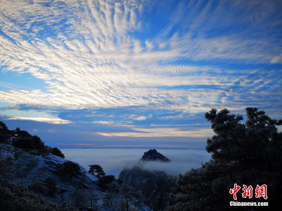 بالصور: مشهد بحر الغيوم وزهور الصقيع بعد تساقط الثلوج في جبال هوانغشان