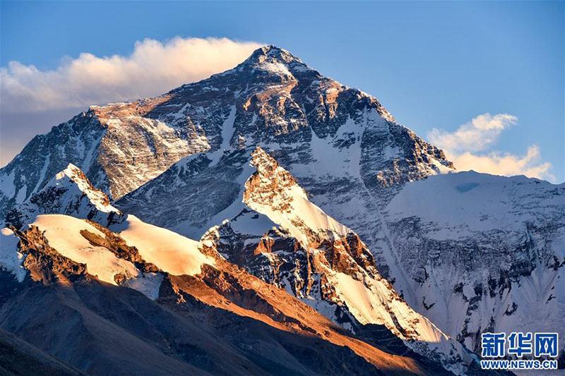 صحيفة: تراجع عدد متسلقي جبل تشومولانغما والأنشطة حفاظا على البيئة