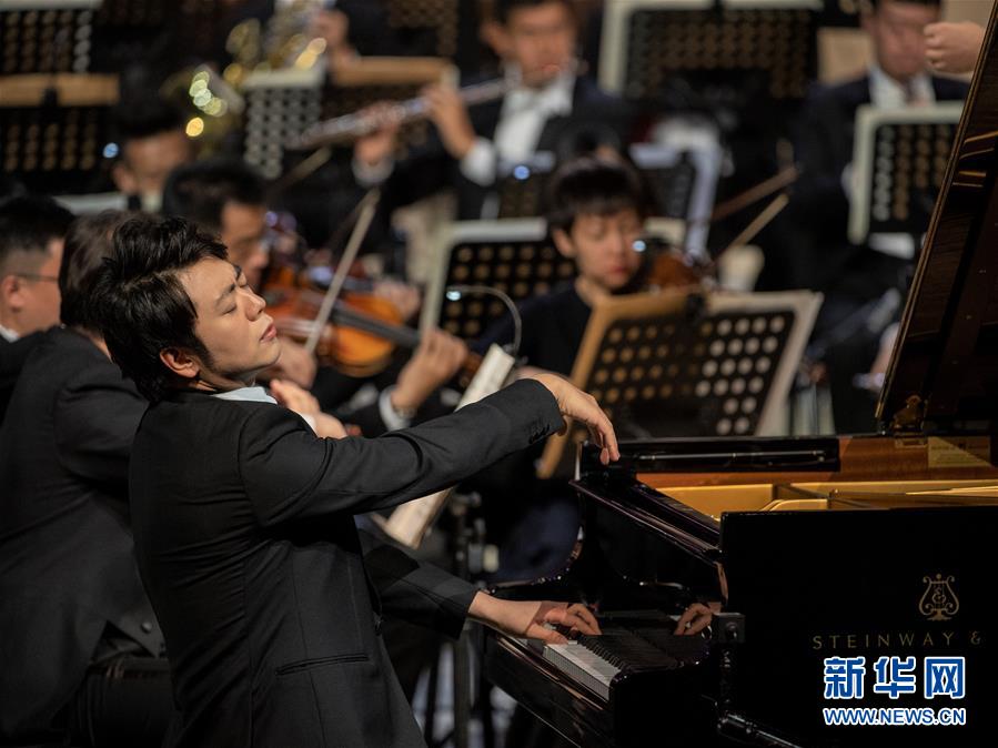 عازف البيانو الصيني لانغ لانغ يقيم حفلا موسيقيا في السعودية