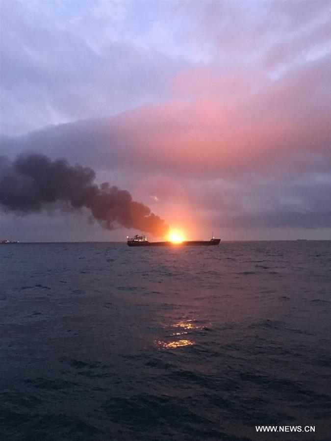 ارتفاع حصيلة قتلى حادث اندلاع النيران بسفينتين في مضيق كيرتش إلى 9