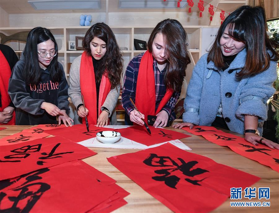 الأجانب يشاركون الصينيين في الإحتفاء برأس السنة الجديدة