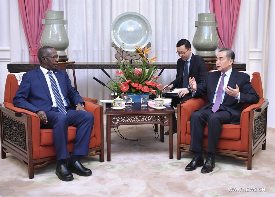عضو مجلس الدولة الصيني وانغ يي يلتقي المبعوث الرئاسي السوداني