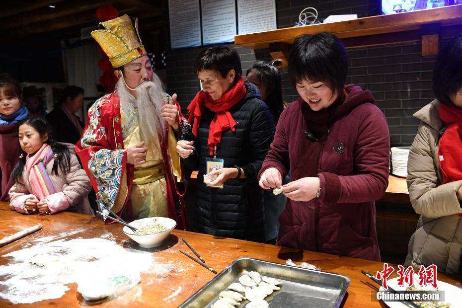 العائلات الأجنبية تجرب عيد الربيع الصيني في سيتشوان