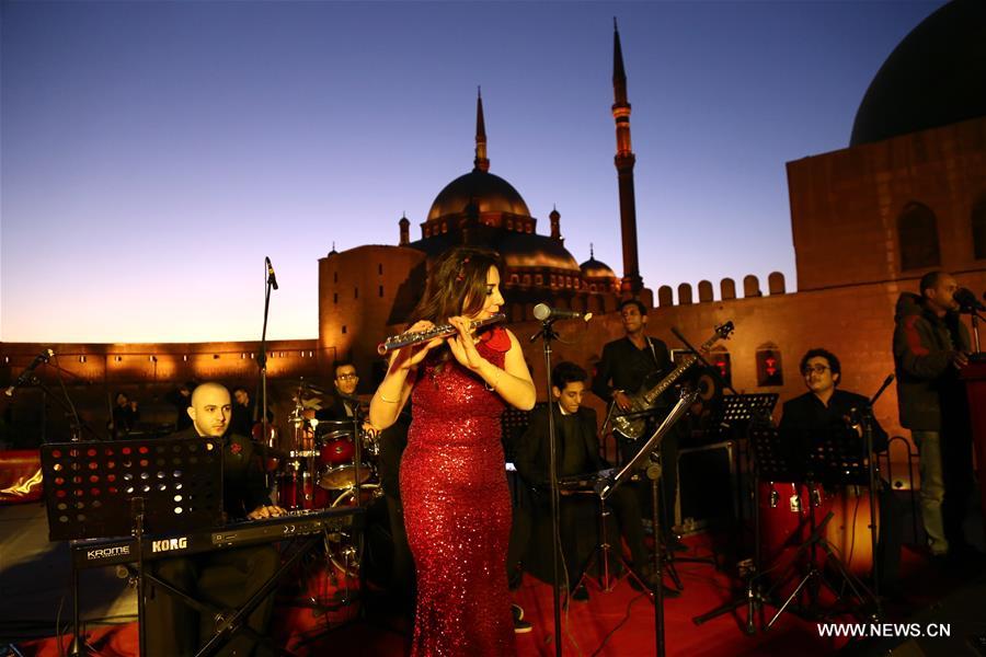 قلعة صلاح الدين المصرية تكتسي باللون الأحمر احتفالا بعيد الربيع الصيني