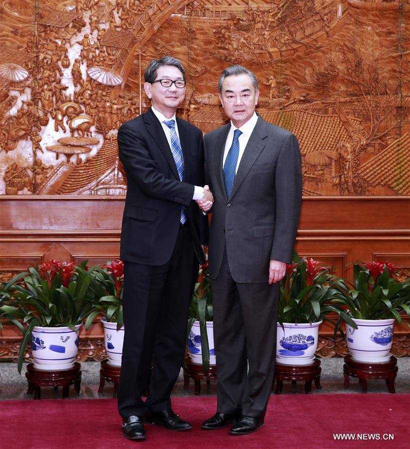 عضو مجلس الدولة الصيني وانغ يي يلتقي دبلوماسيا يابانيا كبيرا