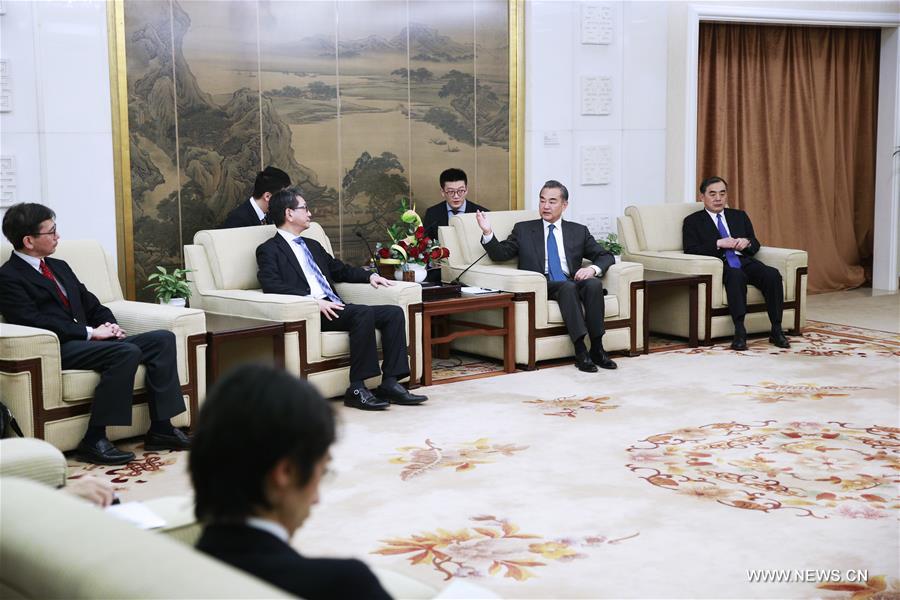 عضو مجلس الدولة الصيني وانغ يي يلتقي دبلوماسيا يابانيا كبيرا