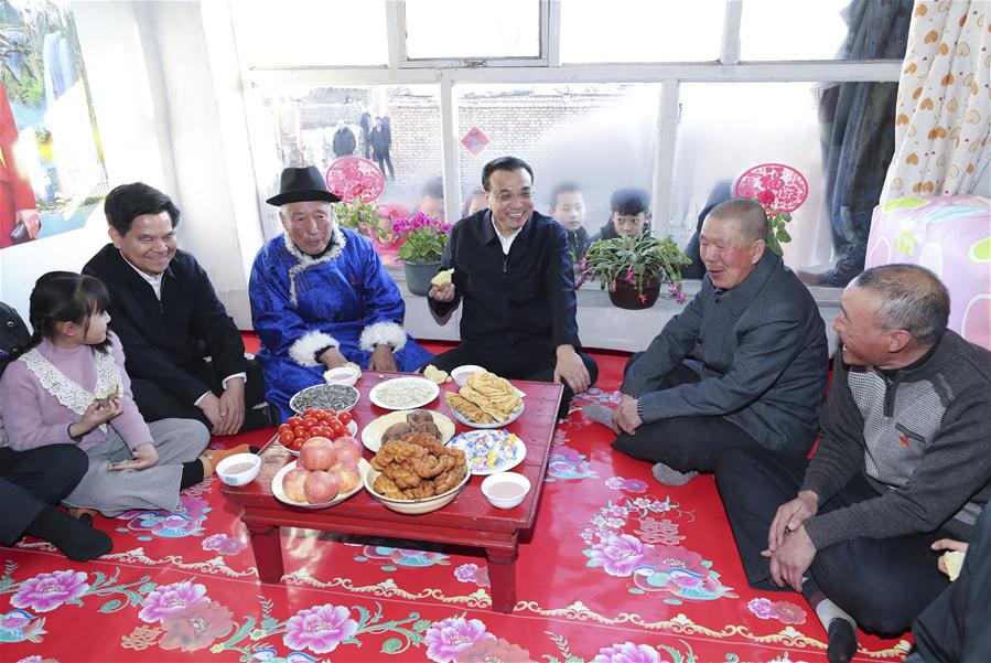 رئيس مجلس الدولة الصيني يدعو إلى بذل جهود لتحسين رفاهية الشعب