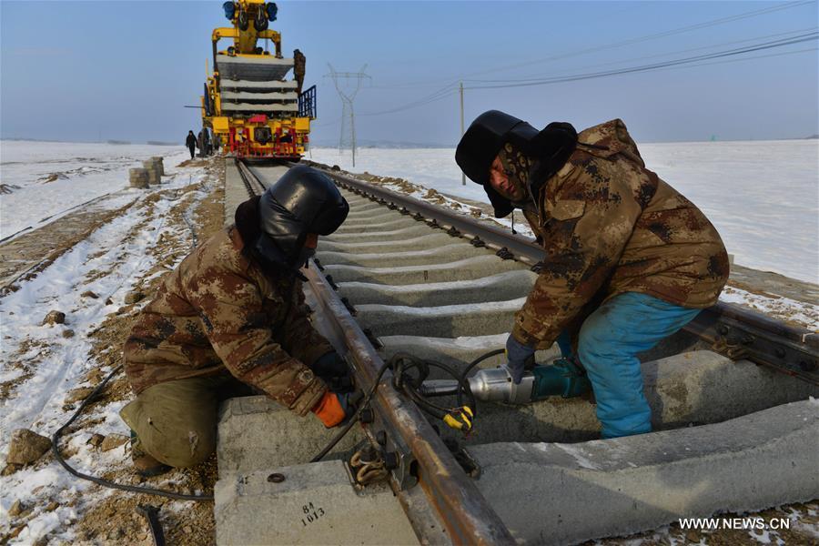 عمال يكافحون الرياح والثلوج لبناء أنفاق سكك الحديد بشمال غربي الصين 