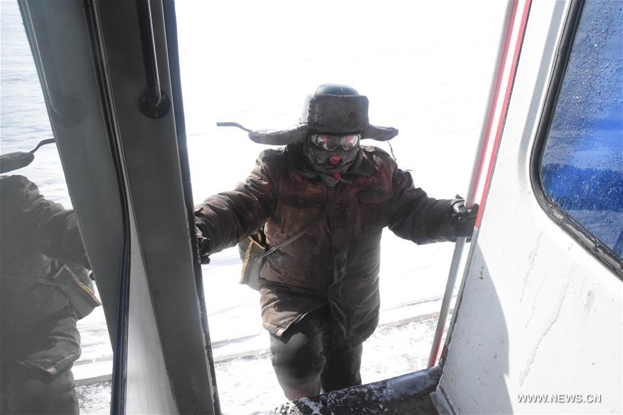 عمال يكافحون الرياح والثلوج لبناء أنفاق سكك الحديد بشمال غربي الصين 