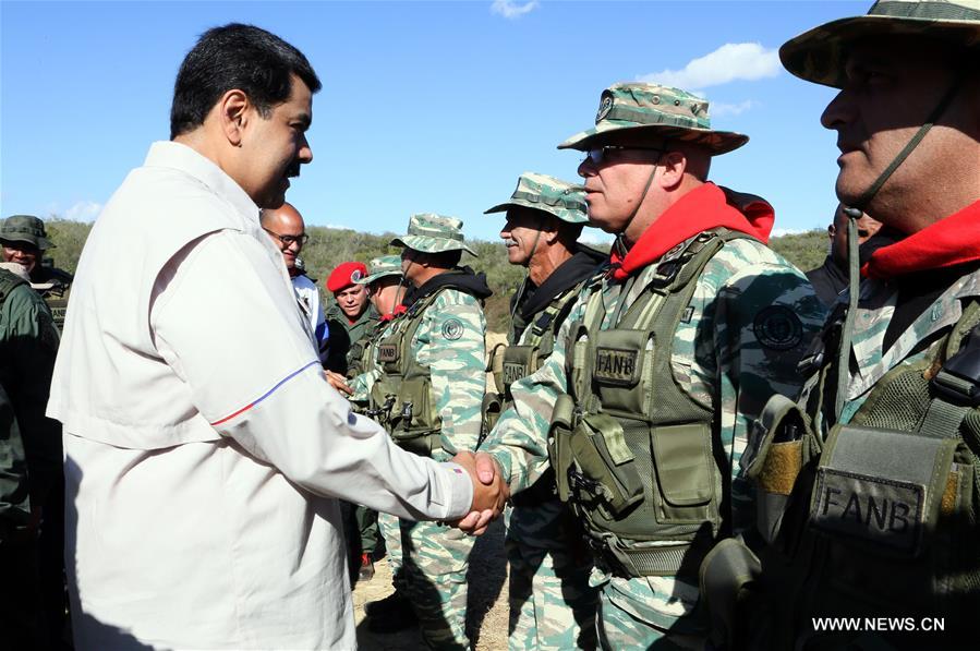 مادورو يقود مناورات عسكرية ويتعهد بتعزيز نظام الدفاع الجوي لفنزويلا