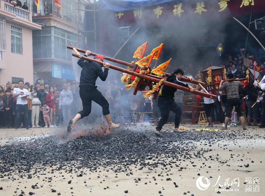 الدوس على النار: عادة قديمة للإحتفال بعيد الربيع في فوجيان الصينية