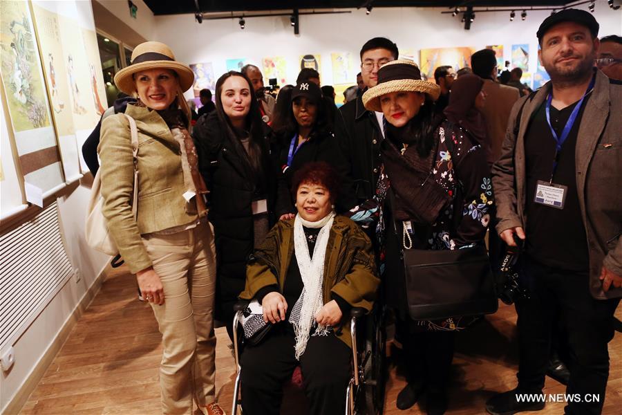 مقالة : لوحات فنانة صينية تزين المعرض الدولي للفنون بالقاهرة وتستحوذ على إعجاب رواده