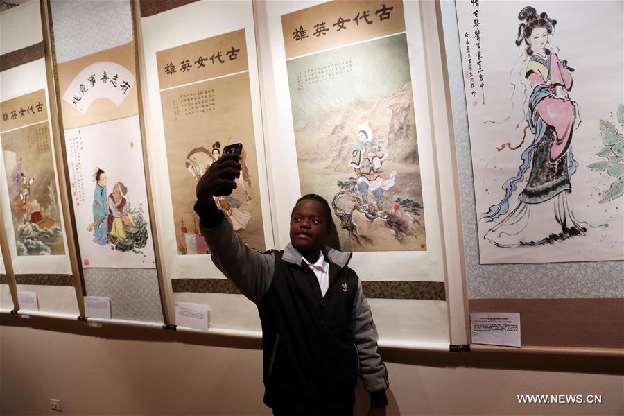 مقالة : لوحات فنانة صينية تزين المعرض الدولي للفنون بالقاهرة وتستحوذ على إعجاب رواده