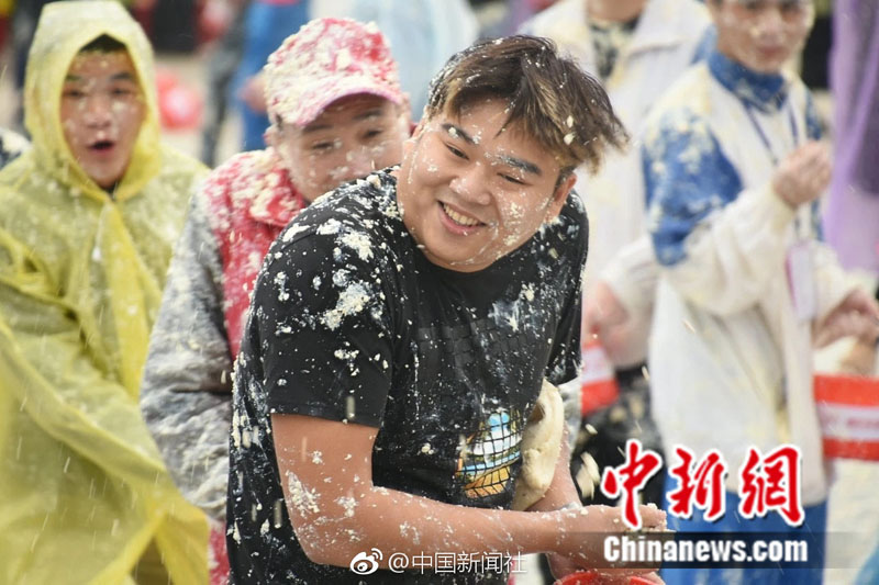 بالصور: مهرجان التوفو المجنون في جنوب الصين