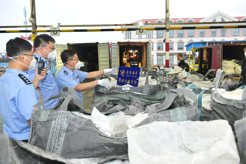 المدير العام للجمارك الصينية: سنضرب بقوة عمليات تهريب النفايات الأجنبية