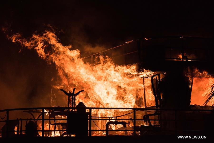 مصر: حريق هائل بباخرة نيلية بكورنيش النيل في المعادي