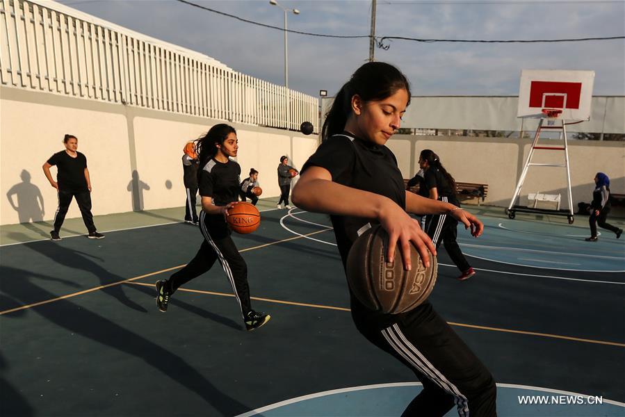 مقالة : تأسيس أول أكاديمية لكرة السلة للفتيات في قطاع غزة سعيا لتعزيز دورهن في المجتمع