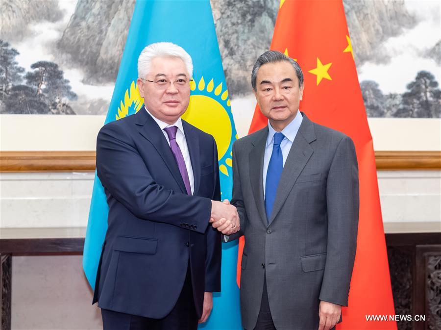 وزيرا خارجية الصين وكازاخستان يعقدان محادثات لتعميق التعاون الثنائي