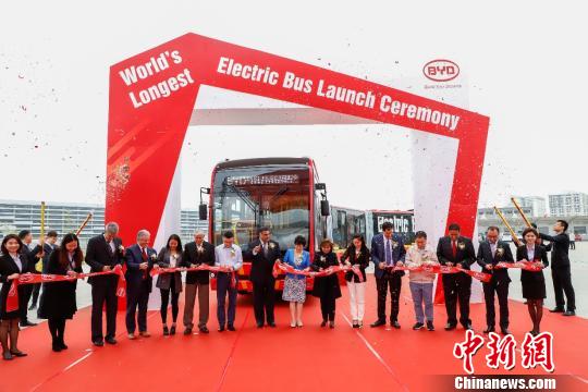 أطول حافلة كهربائية في العالم بطول 27 مترا