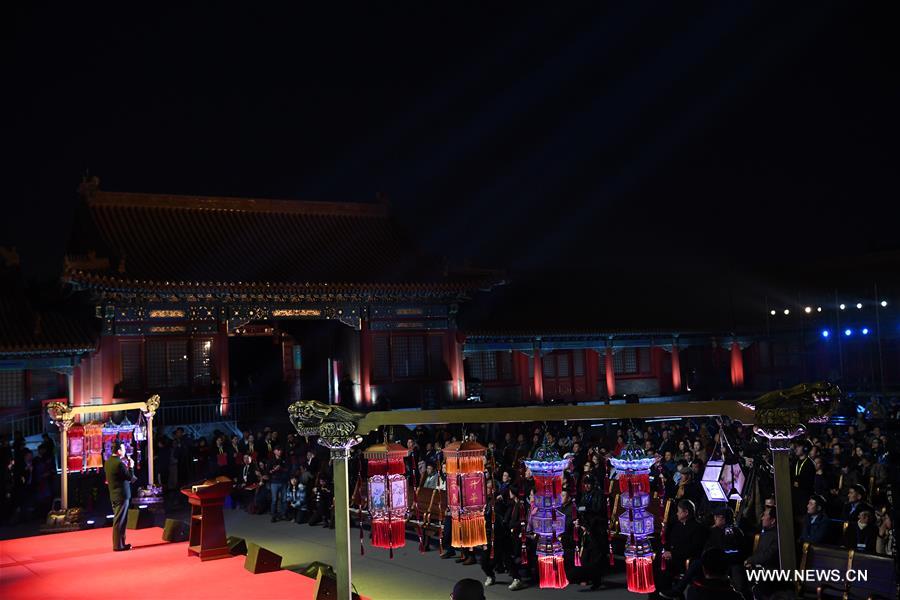 متحف القصر الامبراطوري الصيني يبيع اثنين من الفوانيس السماوية المقلدة بسعر 1.58 مليون دولار أمريكي