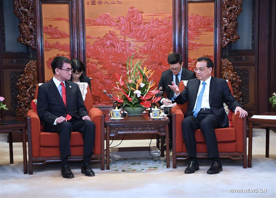 رئيس مجلس الدولة الصيني يلتقي مسؤولين يابانيين