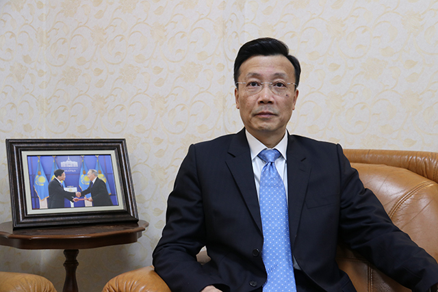 سفير الصين لدى كازاخستان يدحض الأكاذيب الغربية حول مركز شينجيانغ للتعليم والتدريب بثلاث «لاءات»: لا لـمعسكر اعتقال، لا لاستهداف العرق والدين، لا لتعذيب وسوء معاملة