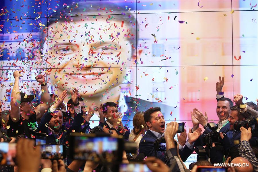 النتائج الرسمية الأولية: فوز زيلينسكي بالانتخابات الرئاسية الأوكرانية