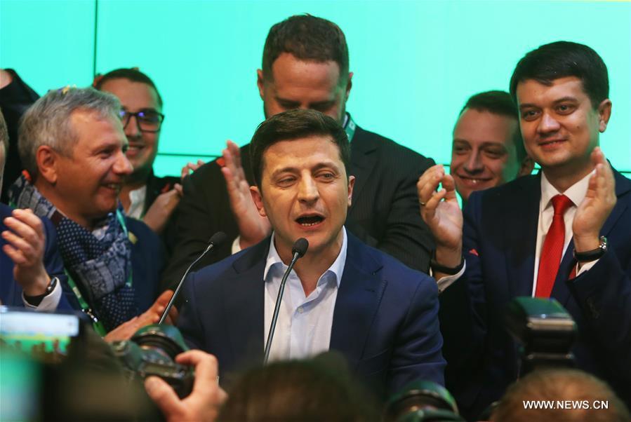 النتائج الرسمية الأولية: فوز زيلينسكي بالانتخابات الرئاسية الأوكرانية