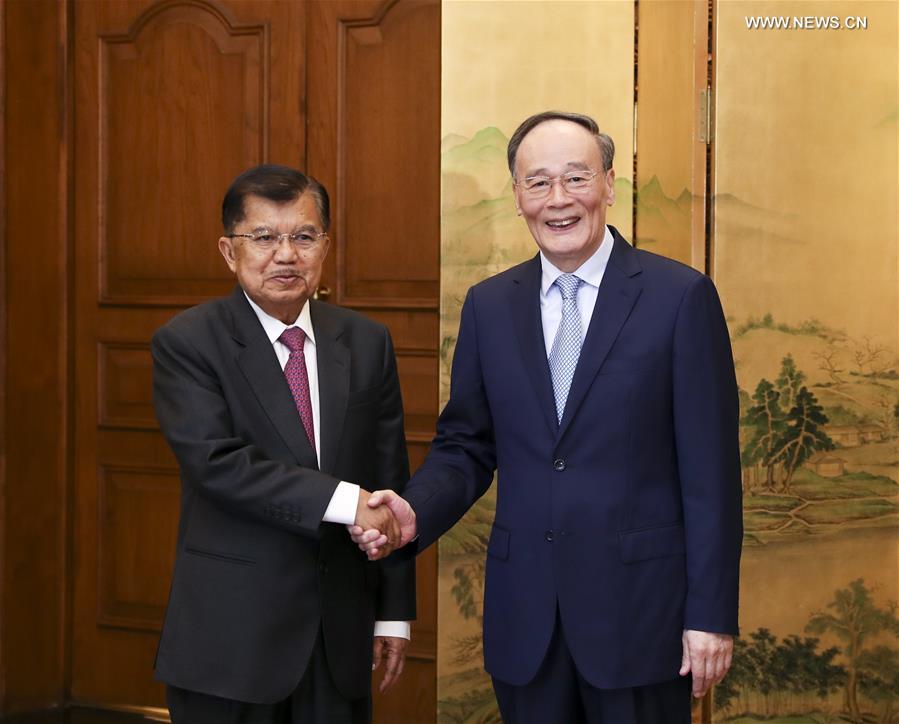 نائب الرئيس الصيني يلتقي نائب الرئيس الإندونيسي