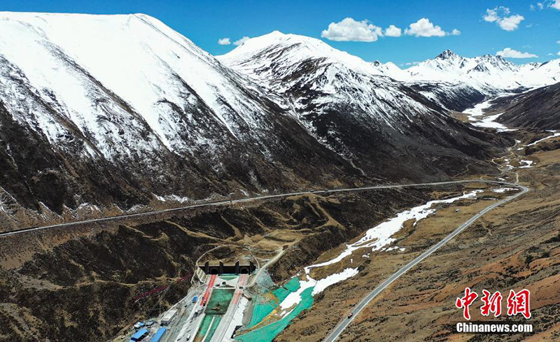 أعلى نفق طريق سريع في العالم يفتتح في منطقة التبت