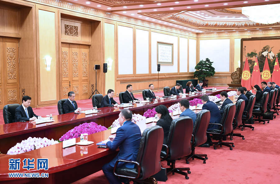 الرئيس شي يجتمع مع نظيره القرغيزي