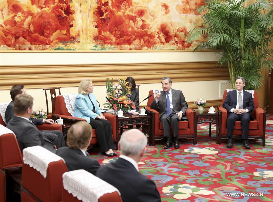 وزير الخارجية الصيني يلتقي وفدا من أعضاء الكونجرس الأمريكي السابقين