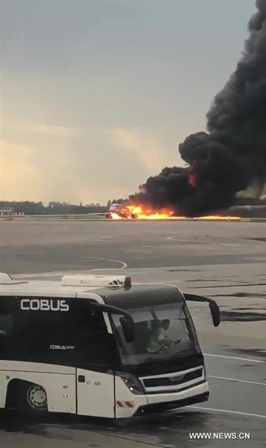 تأكيد وفاة 41 شخصا إثر اندلاع حريق في طائرة في مطار بموسكو