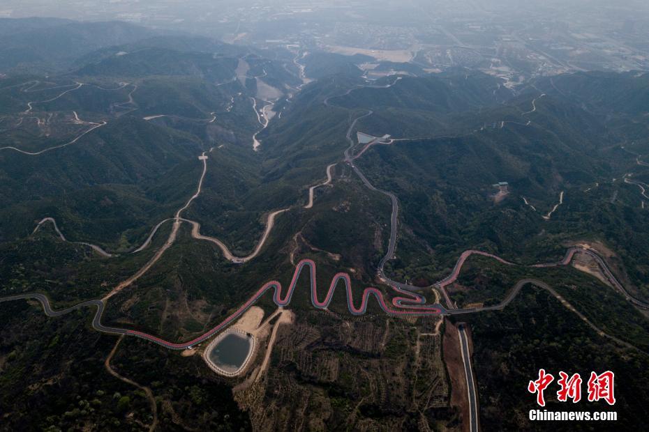 بالصور: طريق ملون يشبه قوس القزح في مقاطعة شانشي