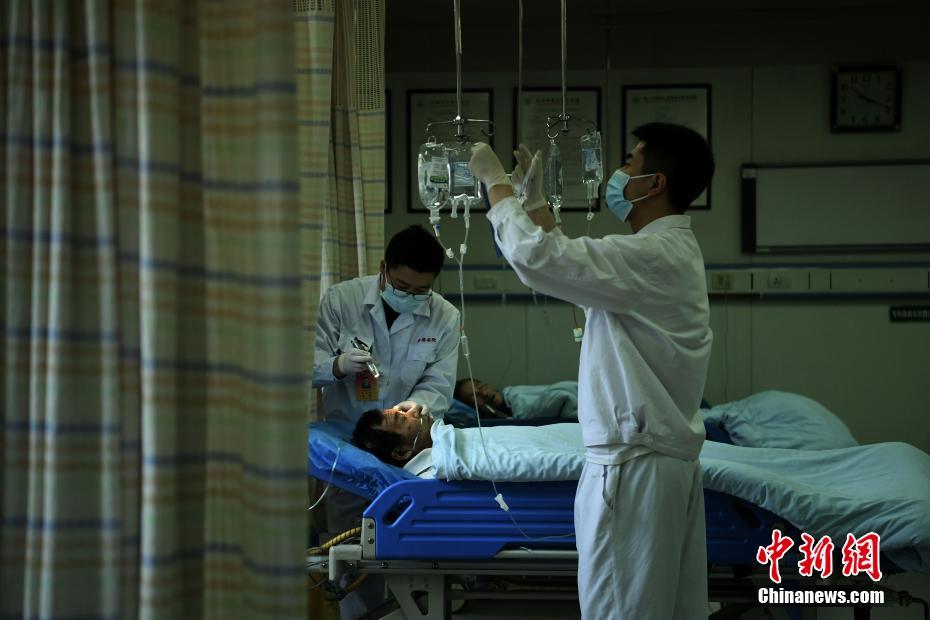 بمناسبة يوم التمريض العالمي.. نظرة على العمل اليومي للممرضين الذكور في مستشفى بتشونغتشينغ