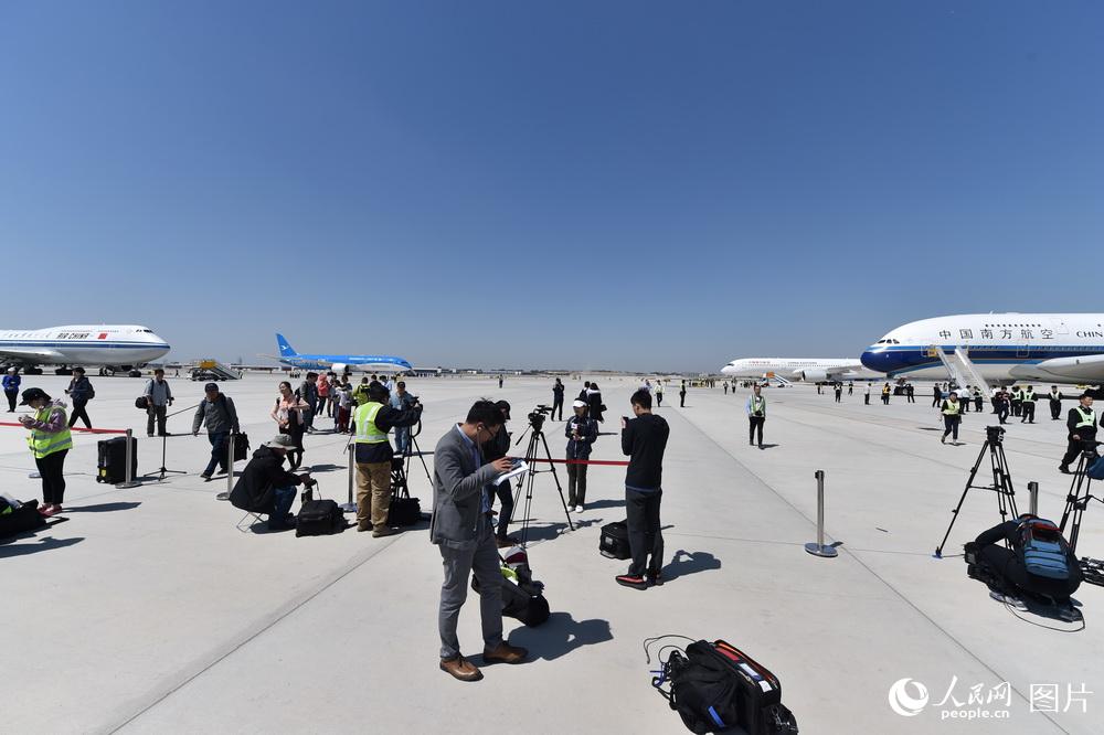 مع صور: بدء الرحلات التجريبية من مطار بكين داشينغ الدولي رسميا