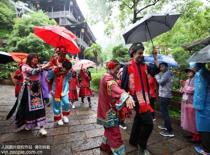بالصور: حفل زفاف فتاة صينية وشاب فرنسي حسب مراسم قومية 