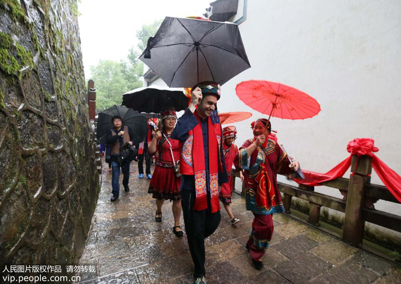 بالصور: حفل زفاف فتاة صينية وشاب فرنسي حسب مراسم قومية 
