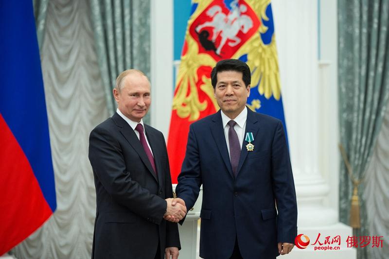 بوتين يمنح السفير الصيني لدى روسيا وسام الصداقة