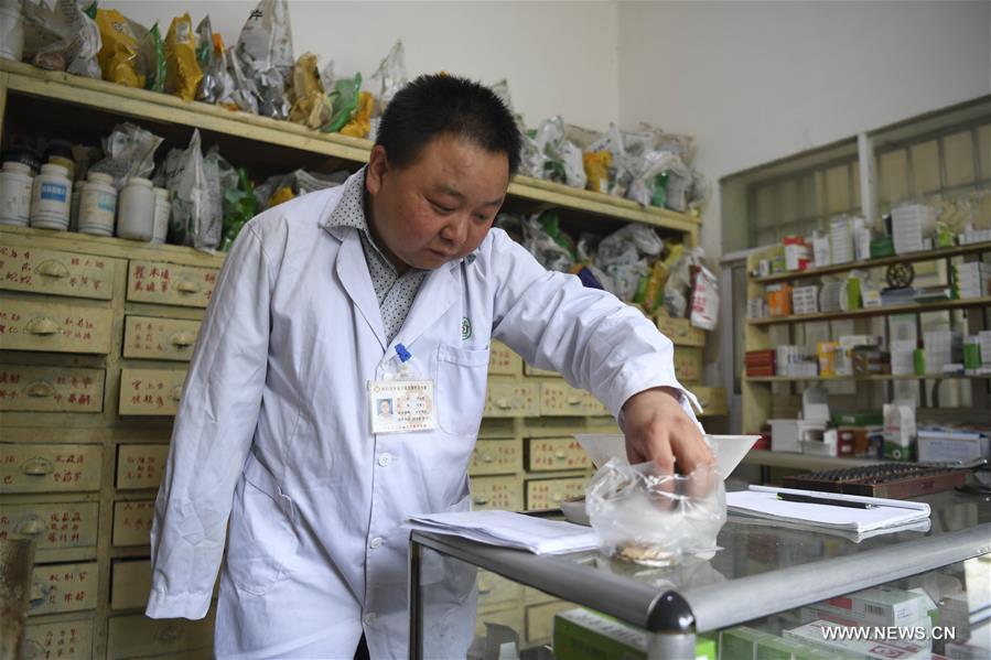 طبيب بذراع واحد في شمال غربي الصين