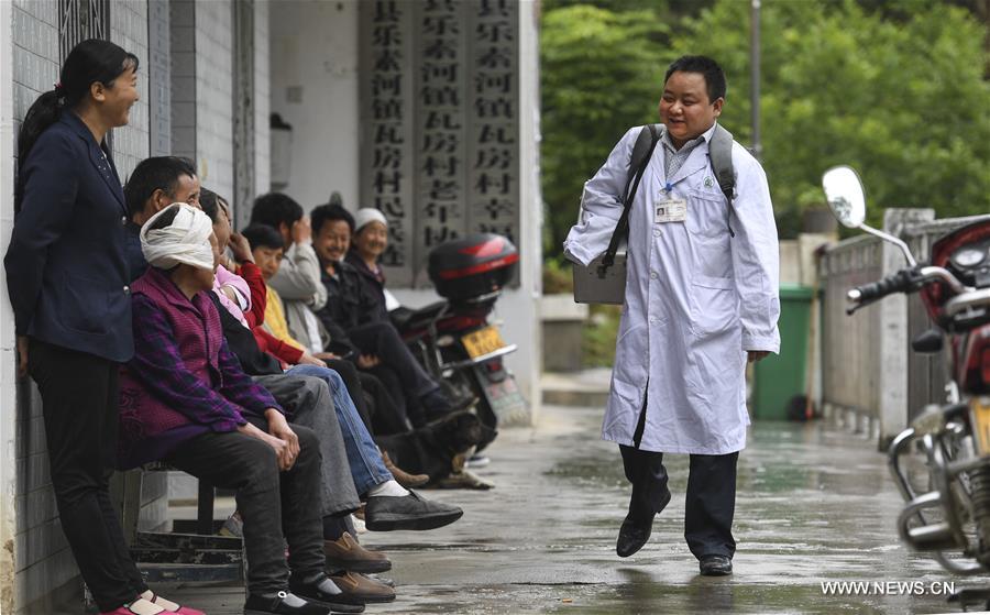 طبيب بذراع واحد في شمال غربي الصين