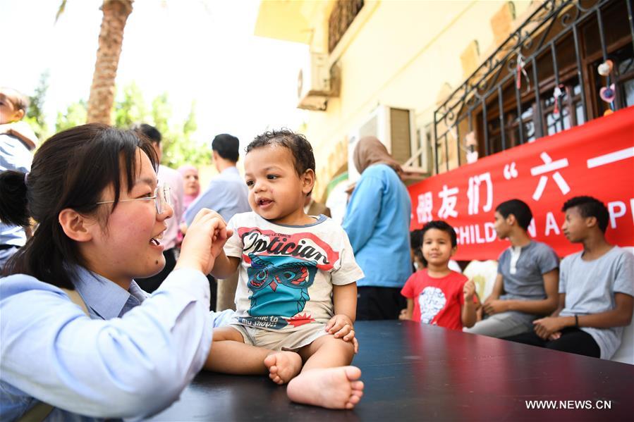مقالة : شركة صينية ترسم الابتسامة على وجوه أيتام مصريين في يوم الطفل العالمي